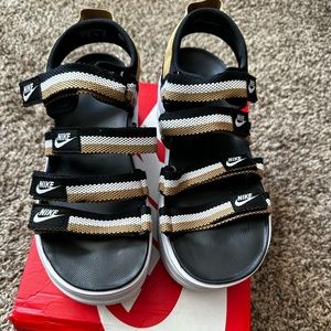 Women’s Nike Icon Classic Sandal Black/White/Gold Size 7